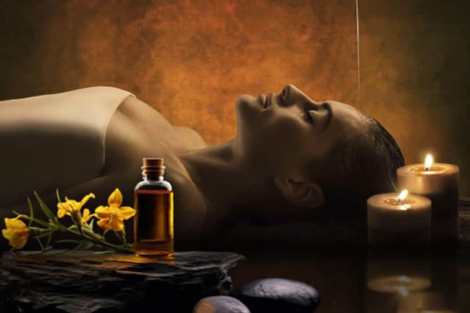 Relajante masaje con velas y aceites aromáticos